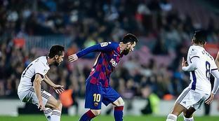 酥油花技艺传承“绽放”西藏藏历新年年货市场.